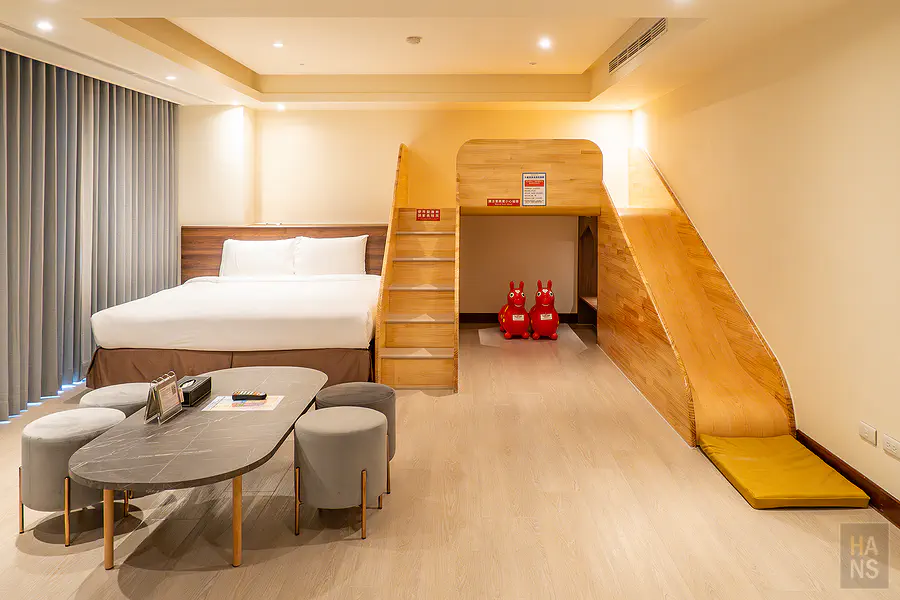 精緻闔家房的溜滑梯