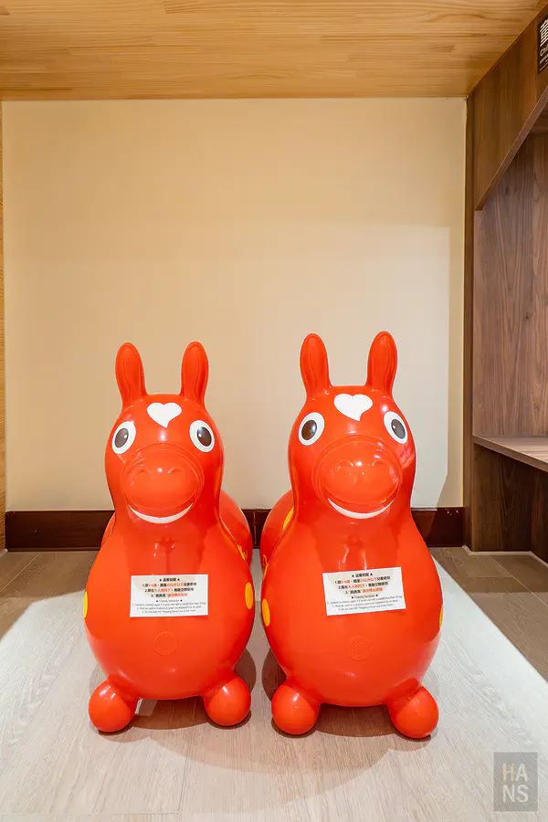 精緻闔家房內的 Rody 跳跳馬