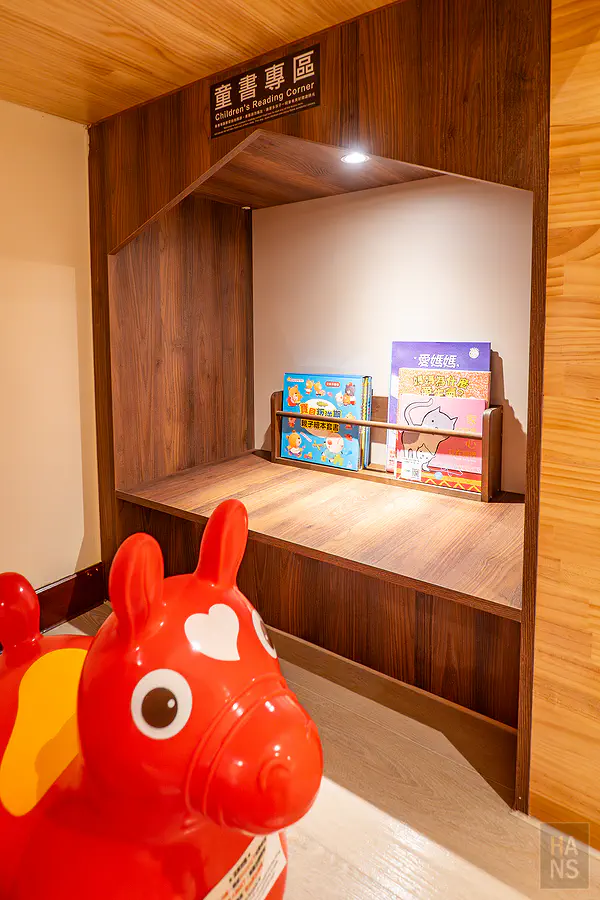 精緻闔家房內的童書專區