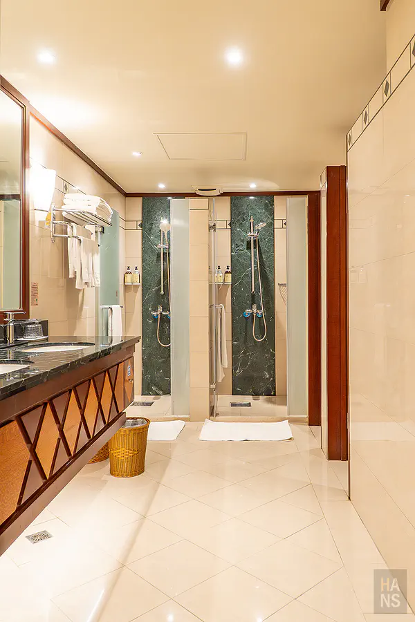 精緻闔家房的浴室，有兩間淋浴間