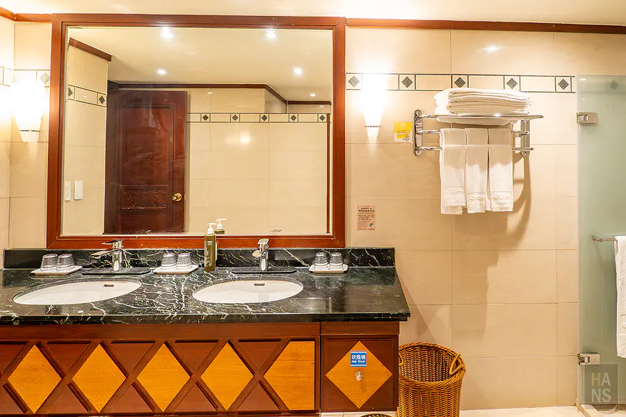 精緻闔家房的浴室雙洗手台