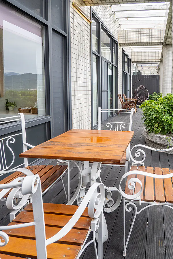 VIP 套房陽台的戶外座位區