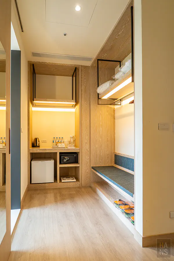 VIP 套房的衣帽間與 Mini Bar