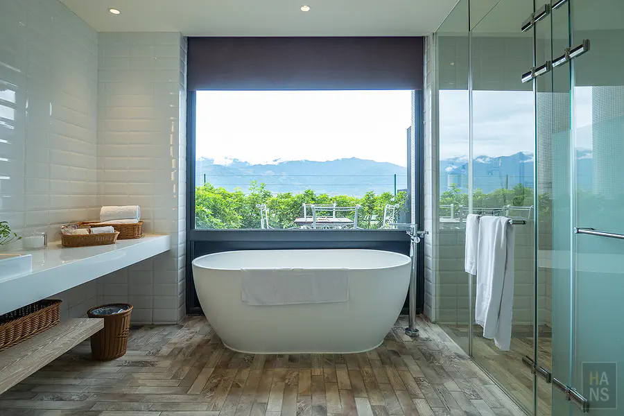 VIP 套房的景觀浴室，有獨立浴缸和無敵山景