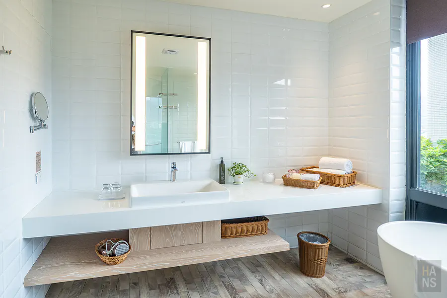 VIP 套房的景觀浴室洗手台