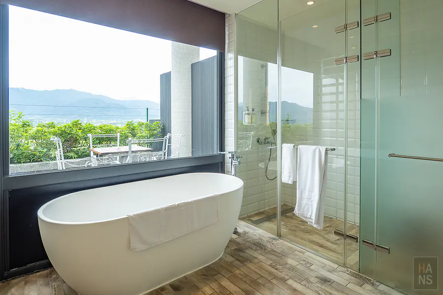 VIP 套房的景觀浴缸與淋浴間