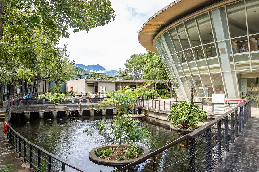 原生應用植物園的生態池與餐廳建築