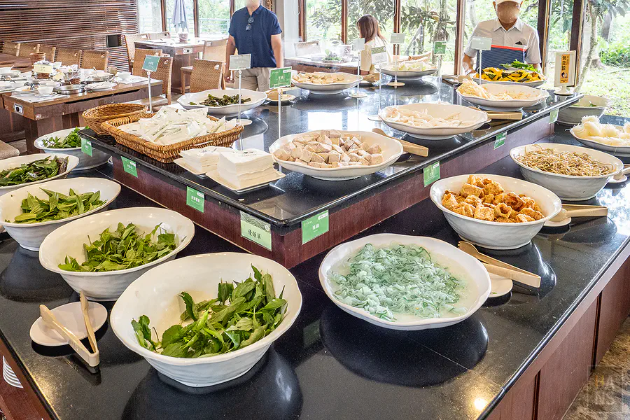 牧場養生餐廳的野菜火鍋吧檯,有各種野菜