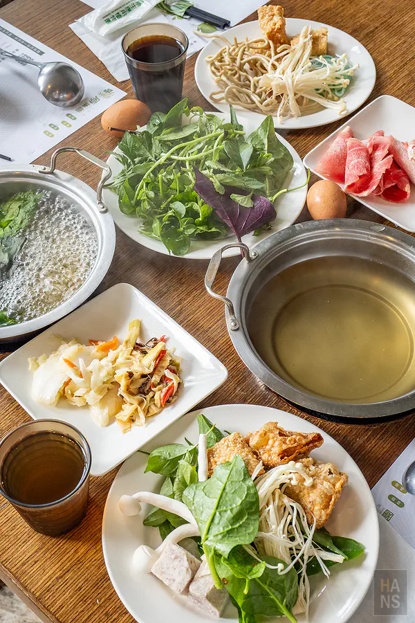 滿滿一桌的野菜火鍋大餐
