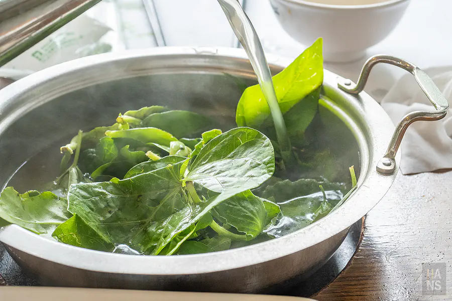 新鮮的野菜在火鍋中汆燙