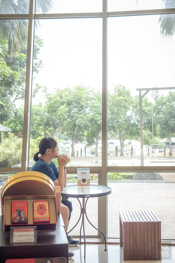 Kay 在原生應用植物園的遊客中心休息