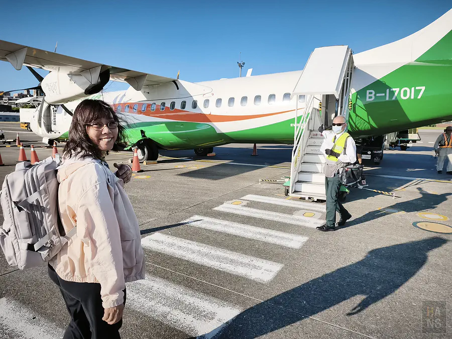 Kay 在松山機場準備登上立榮航空 ATR72-600 螺旋槳客機
