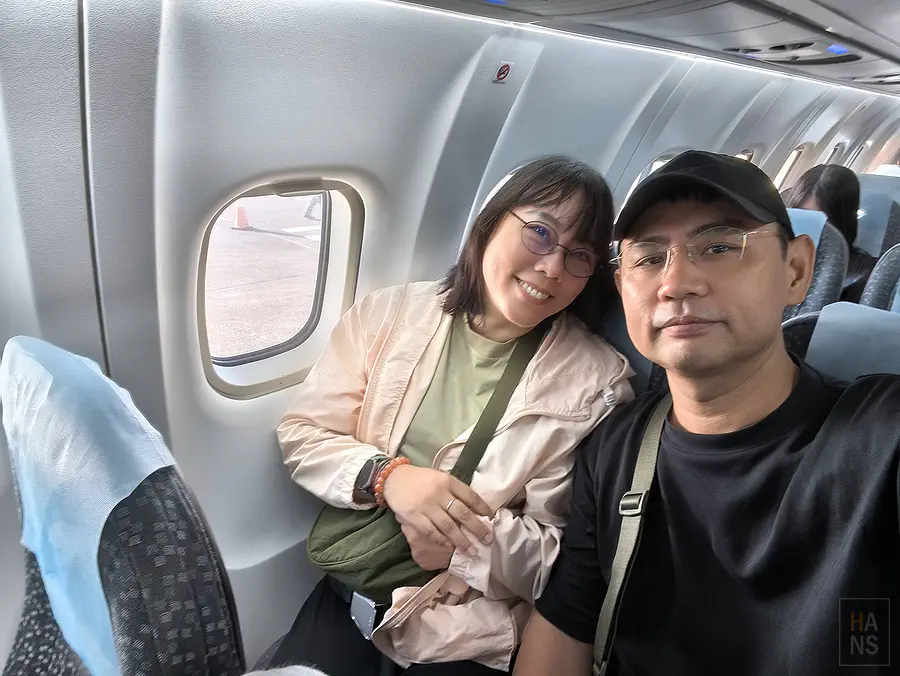 翰斯與 Kay 在立榮航空飛機上開心自拍