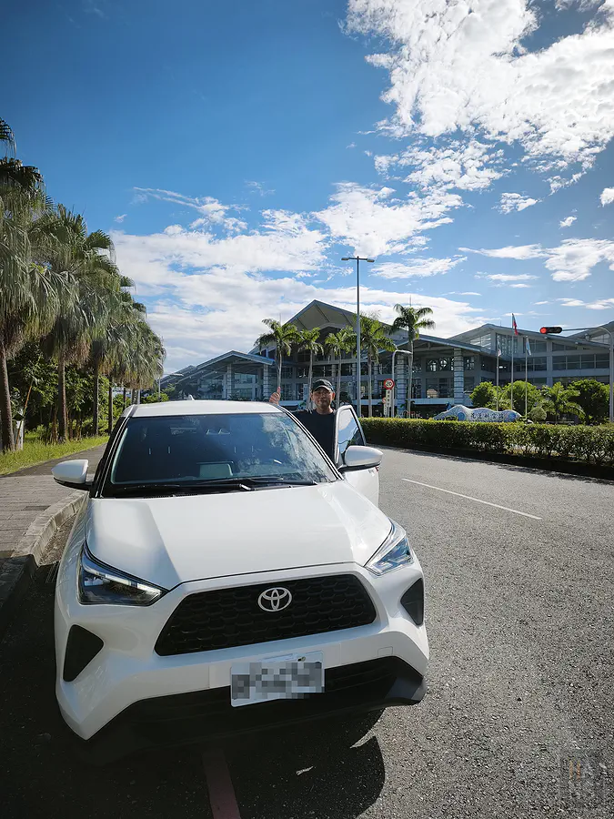 翰斯在花蓮機場外與租到的 Toyota Corolla Cross 合影,準備出發