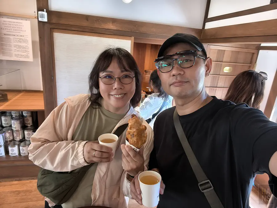 翰斯與 Kay 拿著 ooa 的可頌鯛魚燒和熱茶自拍