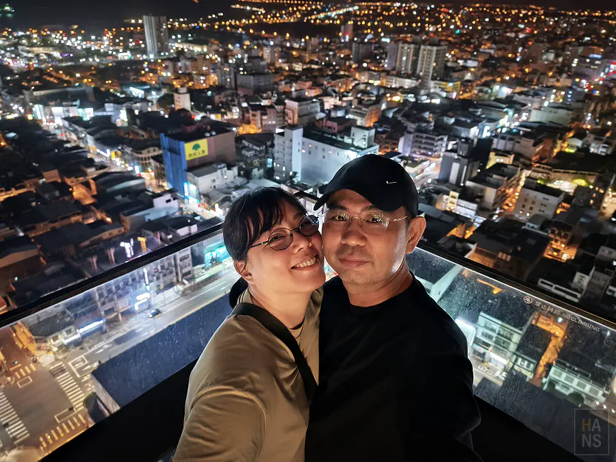 翰斯與 Kay 在 Sky Bar 戶外觀景台與花蓮夜景自拍