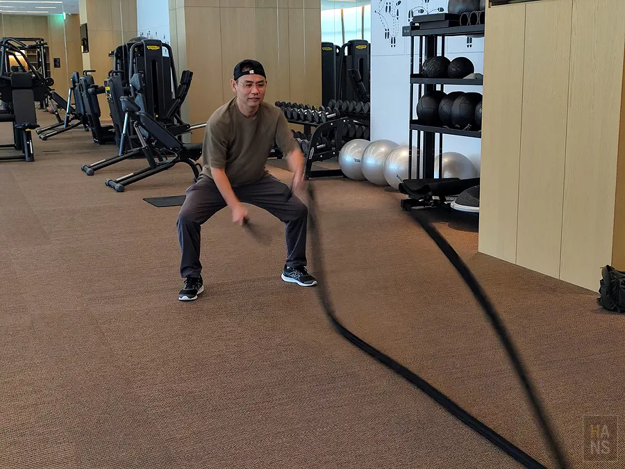 翰斯在潔西艾美健身房體驗戰繩