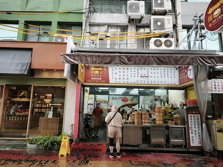花蓮市區美食周記小籠包,Kay 正在排隊購買