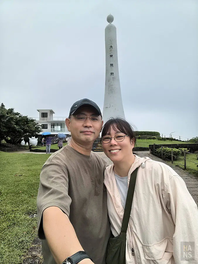翰斯與 Kay 在花蓮北迴歸線地標前淋雨自拍