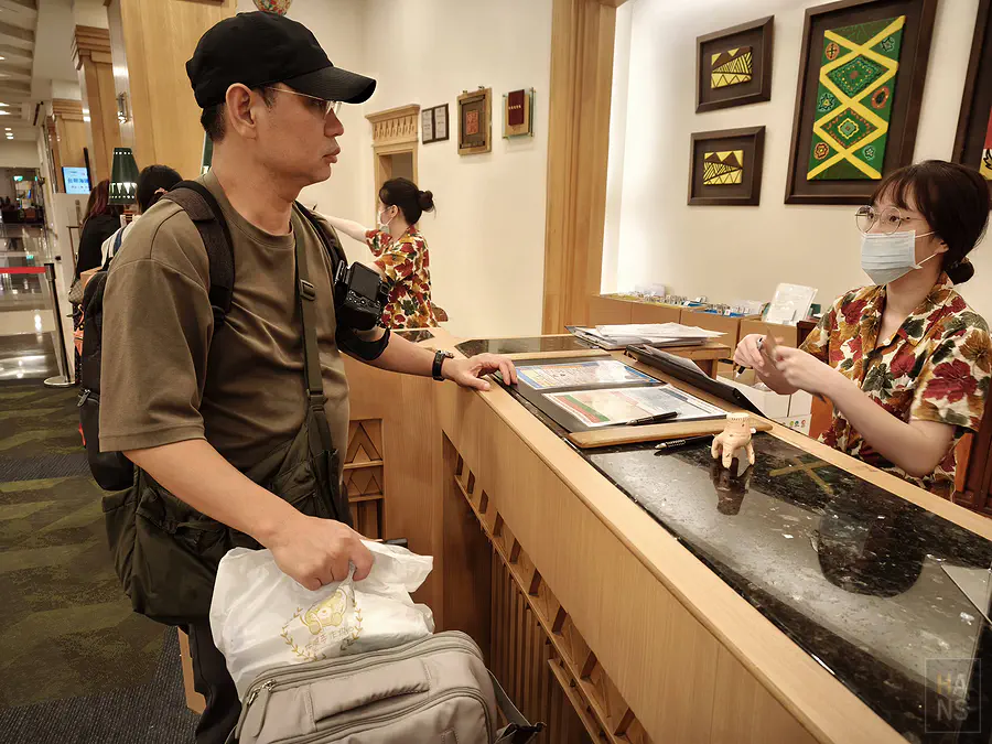 翰斯在台東娜路彎大酒店辦理 Check-in 手續