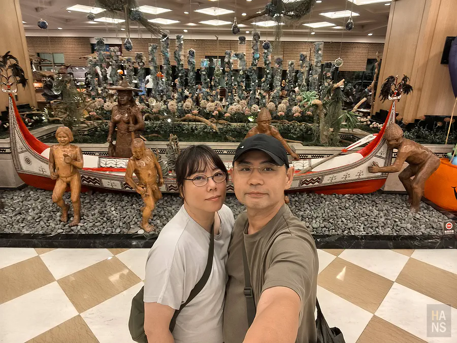 翰斯與 Kay 在娜路彎大廳拼板舟前自拍