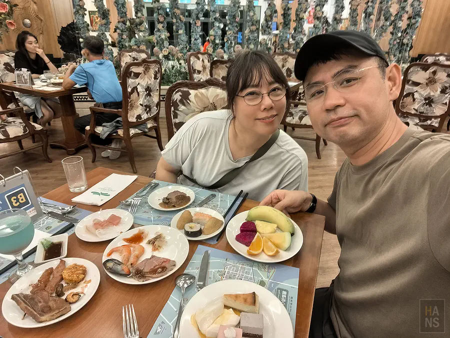 翰斯與 Kay 在娜路彎享用晚餐