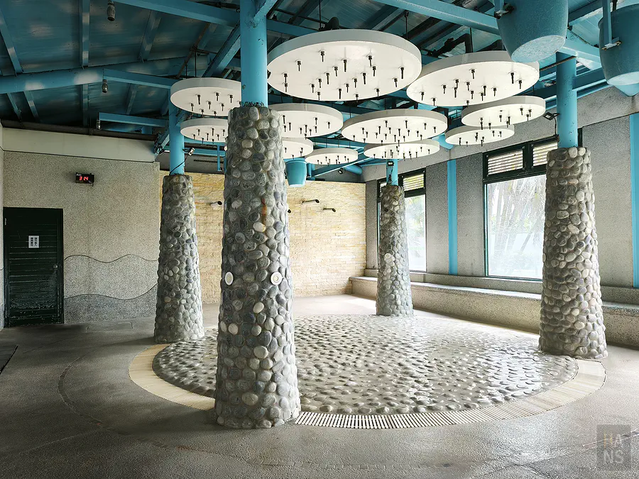 SPA 美人湯的淋浴與沖柱區域