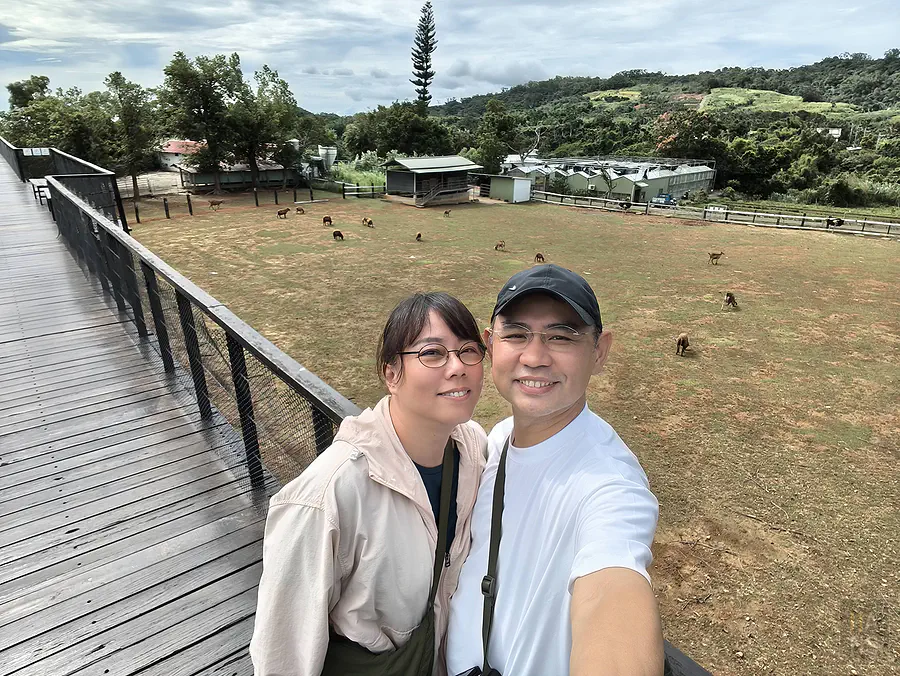 翰斯與 Kay 在原生應用植物園的空中步道自拍