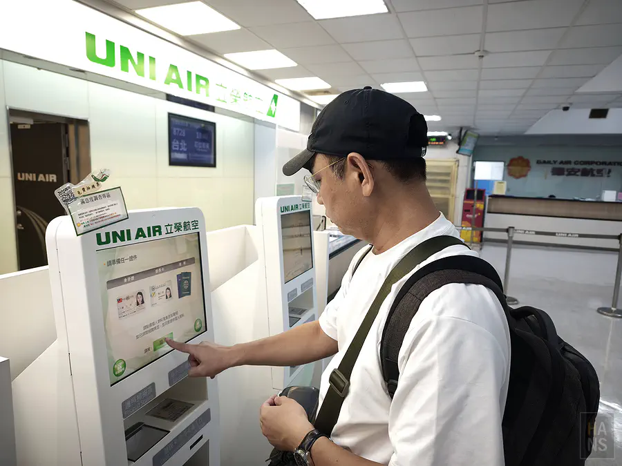 翰斯在台東機場使用立榮航空自助報到機台