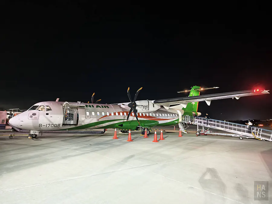 晚間在台東機場停機坪,準備登上立榮航空的飛機