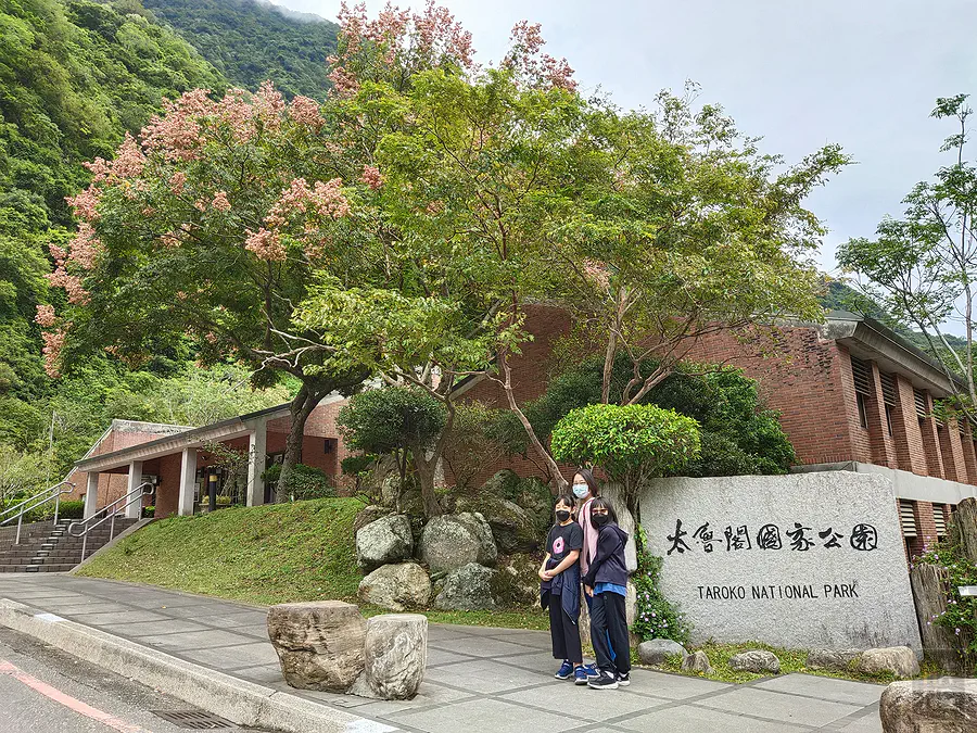 翰斯家人在太魯閣國家公園入口合影