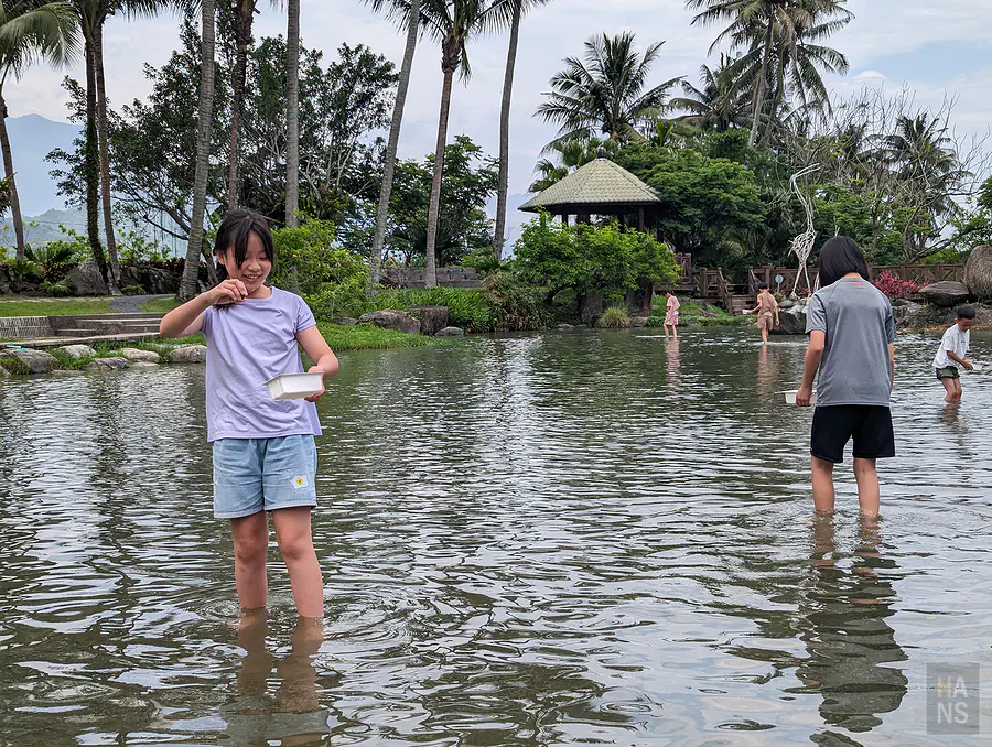 翰斯家人在立川漁場體驗摸蜆仔