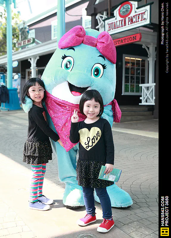 翰斯家人在遠雄海洋公園與吉祥物合影