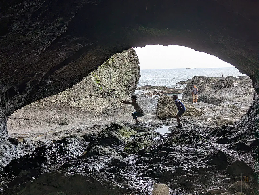 台11線景點石門班哨角的天然海蝕洞 (March洞)