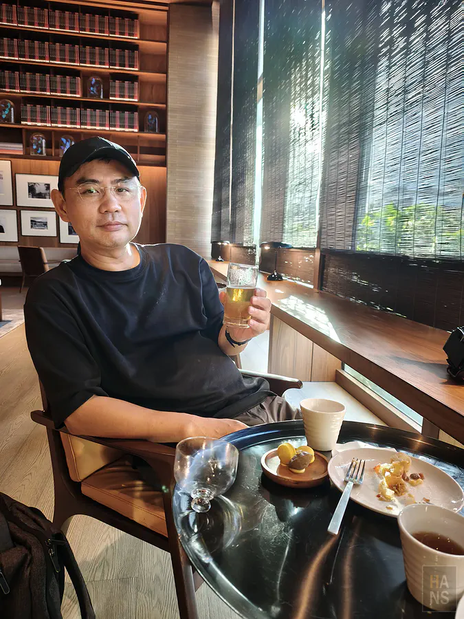 翰斯在北緯23度享受 Happy Hour