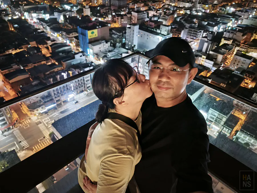 Kay 親吻翰斯，背景是花蓮夜景