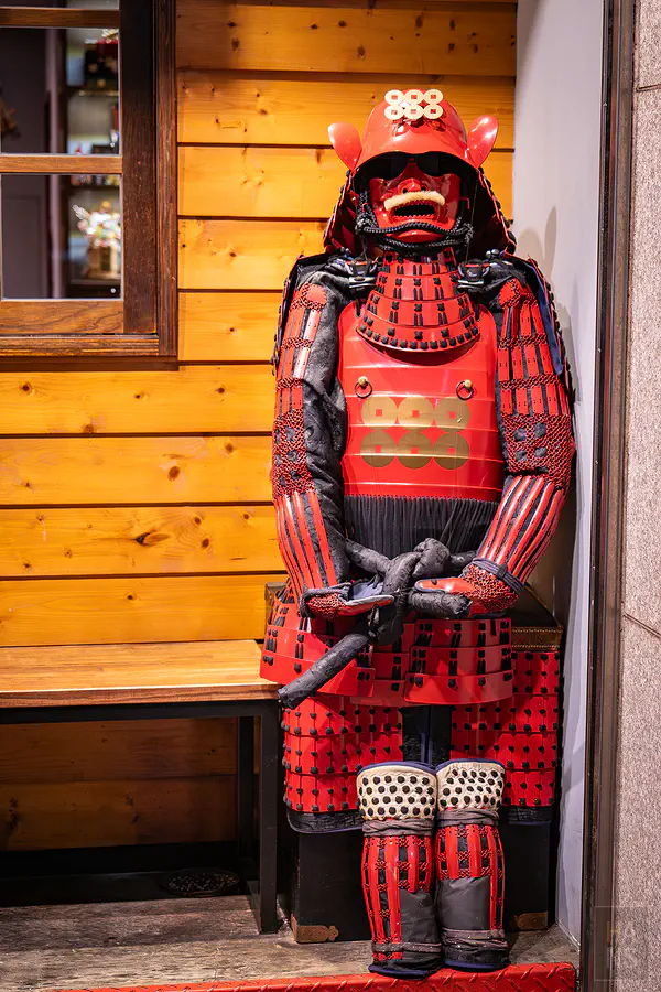 門口霸氣的紅色武士甲冑