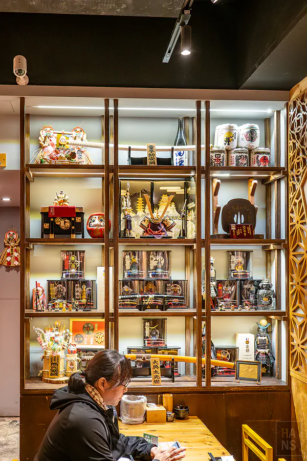 店內展示櫃豐富的收藏