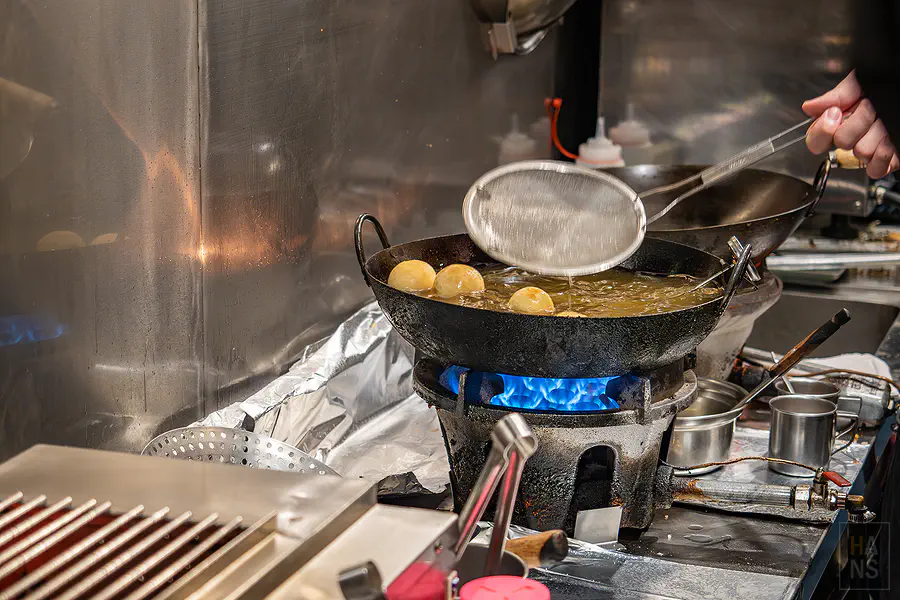 師傅不斷翻滾蔦球讓其均勻受熱