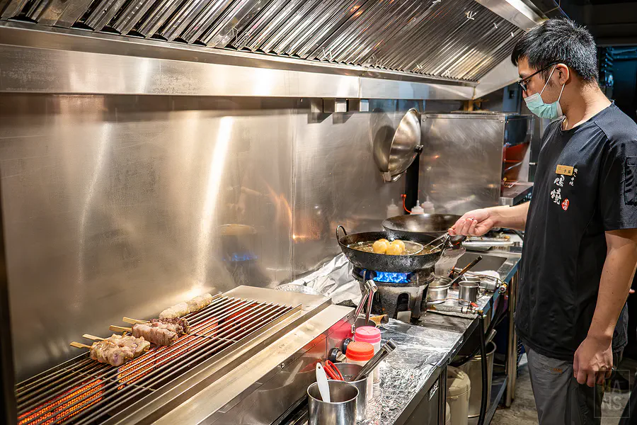 師傅在油鍋前專注製作蔦球