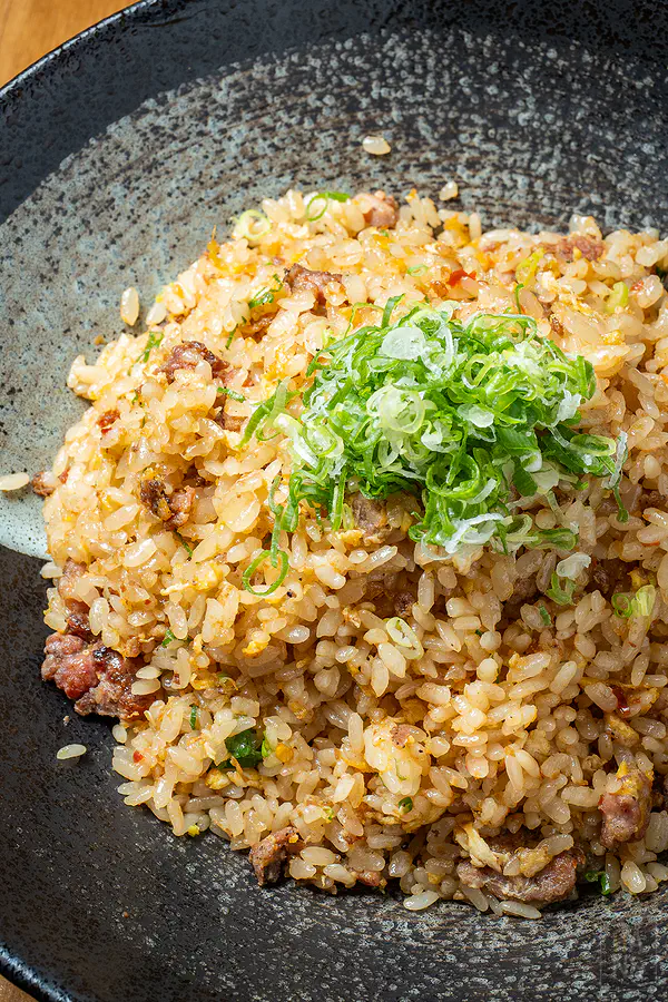 堆得像小山一樣高的黑豚辣炒飯