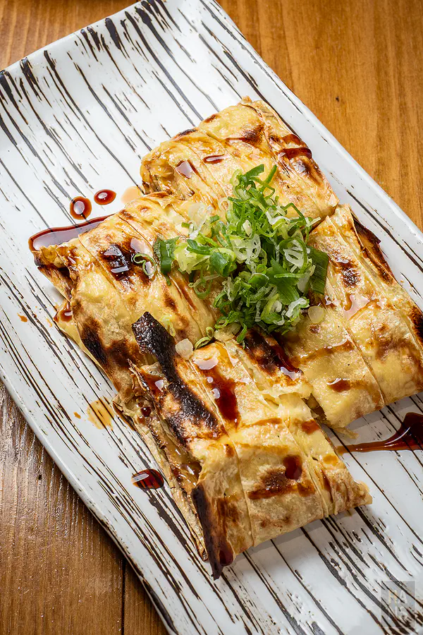 烤到金黃酥脆的蒜香烤豆皮