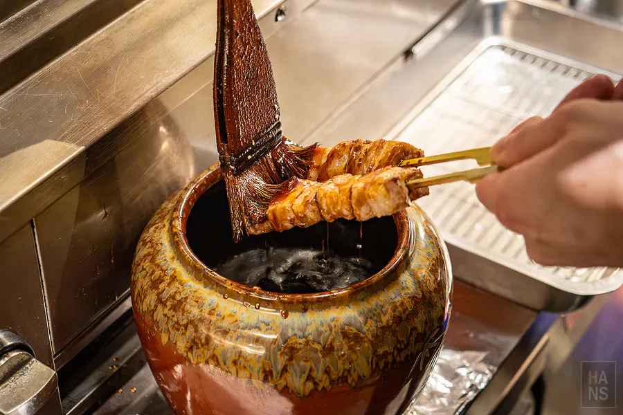 肉串浸入特製獨門醬汁甕中