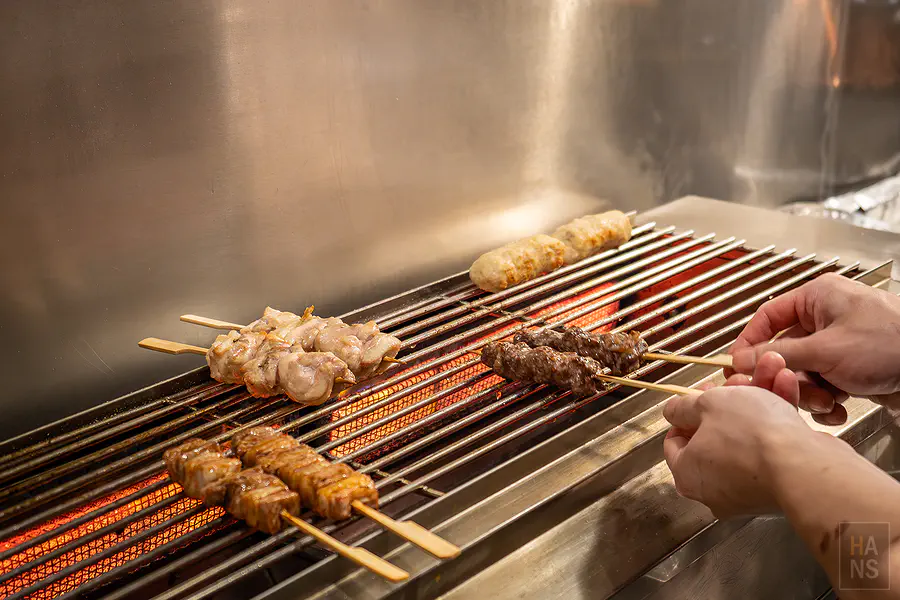 師傅專注地在炭火上烤著串燒