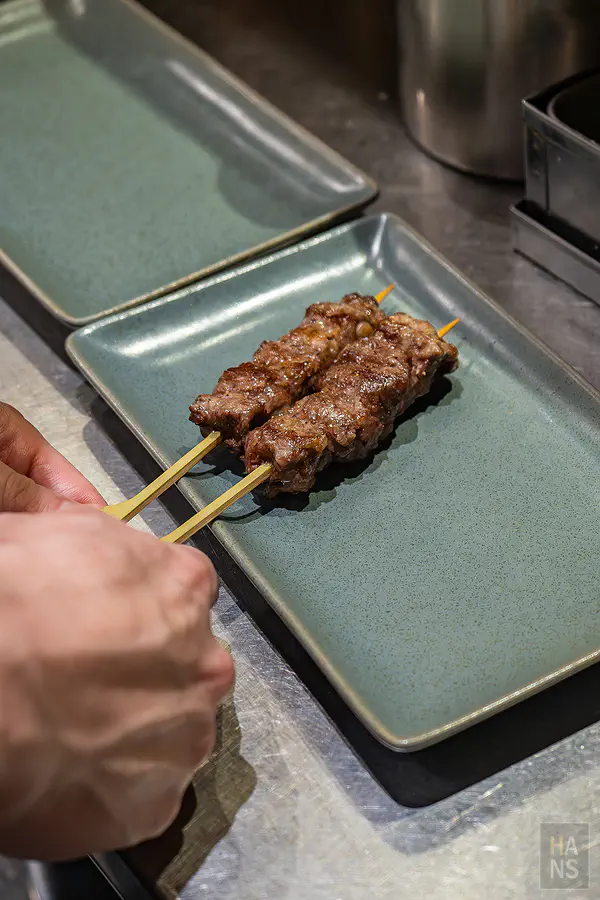 剛烤好熱騰騰的鹽燒牛肉串