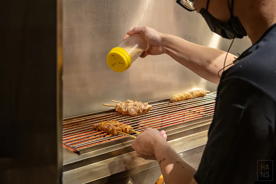 師傅精準地灑上調味鹽