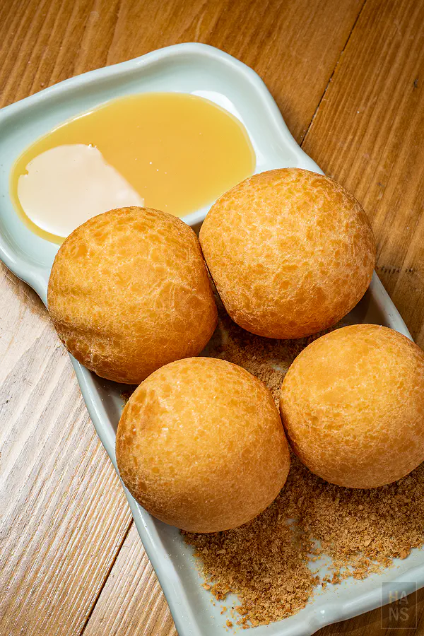 金黃飽滿的獨家蔦球搭配煉乳與花生粉