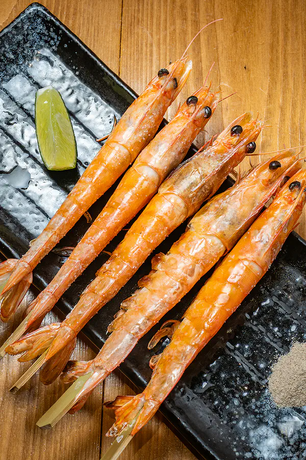 五隻鮮紅誘人的鹽烤鮮蝦