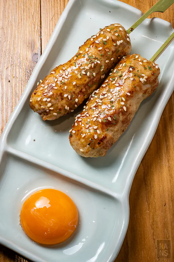 兩串紮實的雞肉丸子與鮮黃挺立的生蛋黃