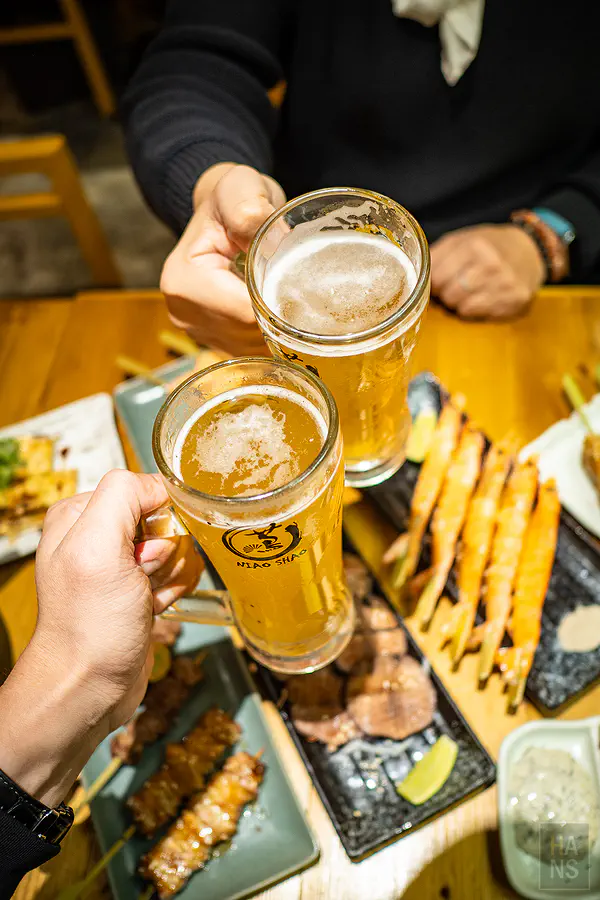 開心地乾杯慶祝美好的晚餐